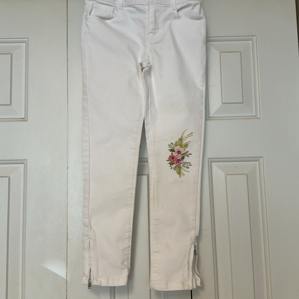 GYMBOREE white size 7 girls jeans.